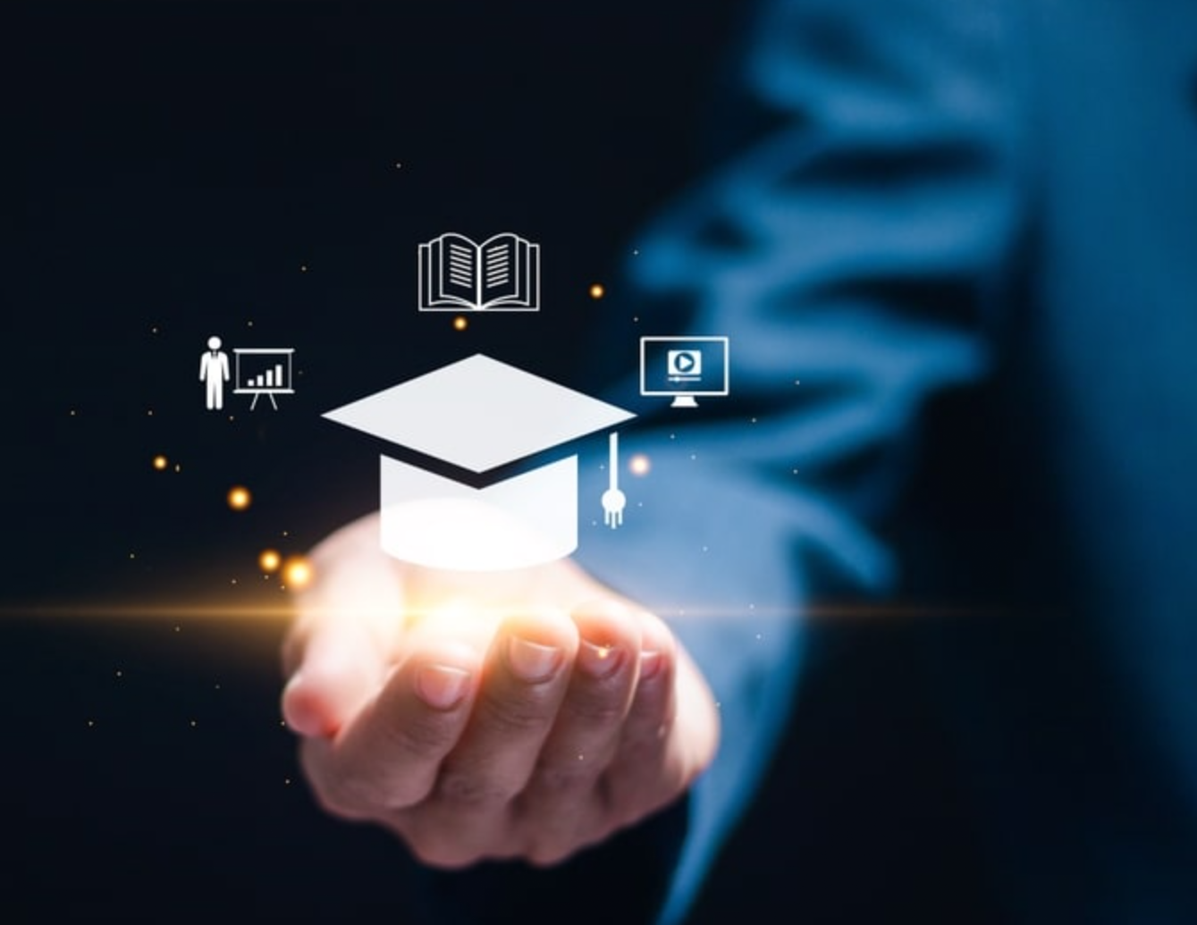 Símbolo de formação acadêmica sustentado por uma mão, cercado por ícones de ensino, leitura e tecnologia educacional